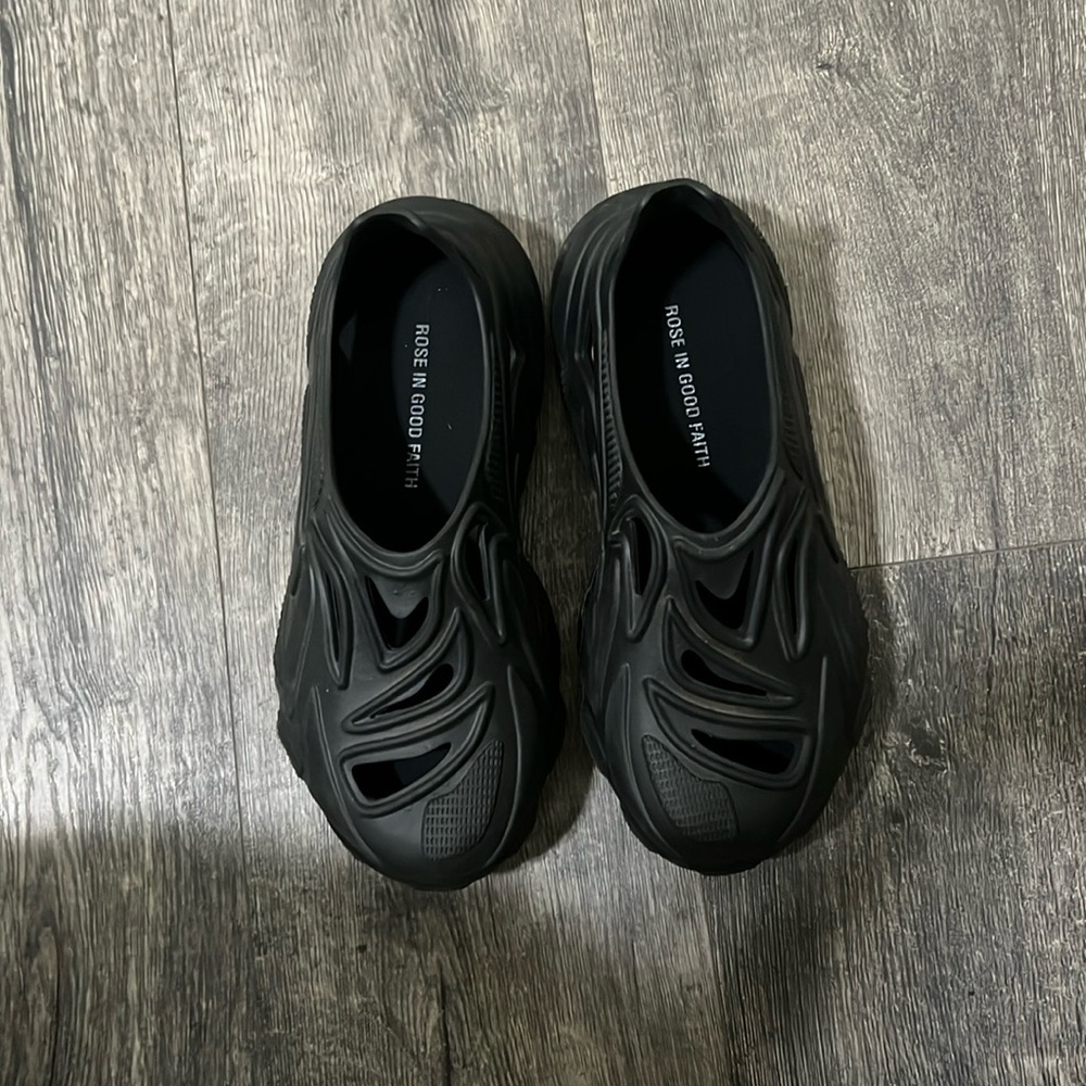 Black rose in good faith shoes